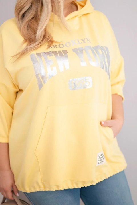 Bluza damska Plus Size wiskozowa z kapturem i kieszenią kangurką żółta