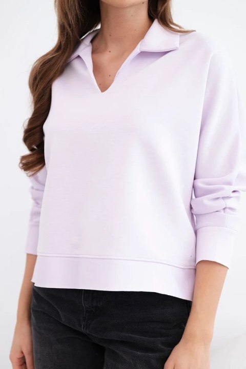 Bluza damska masełkowa z wiskozy i z kołnierzykiem i dekoltem V jasno fioletowa