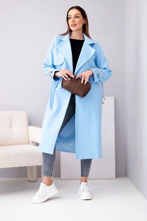 Płaszcz damski z paskiem i złotymi klamrami niebieski