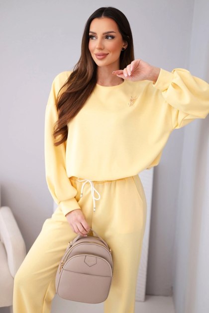 Komplet damski masełko bluza z broszką i spodnie z prostą nogawką ciemny żółty