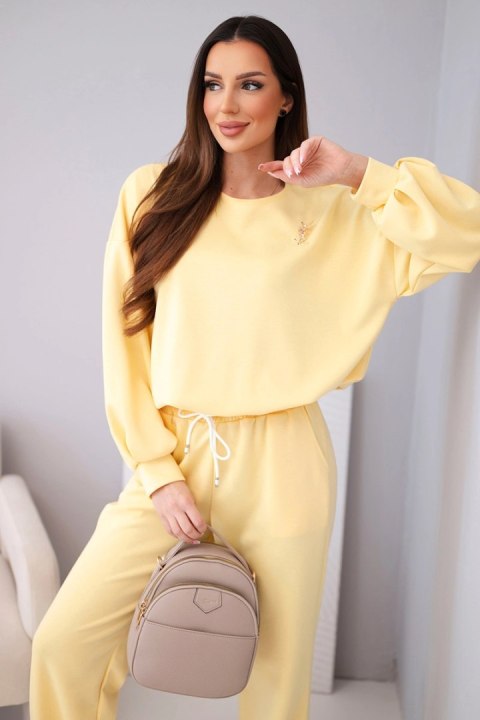 Komplet damski masełko bluza z broszką i spodnie z prostą nogawką ciemny żółty