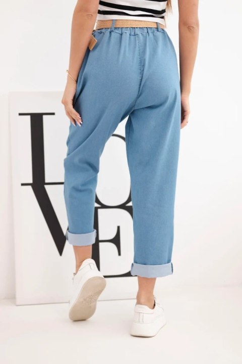 Spodnie damskie z podwijaną nogawką i paskiem jasno jeansowe