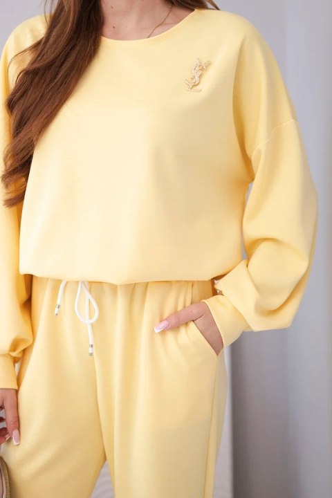 Komplet damski masełko bluza z broszką i spodnie z prostą nogawką ciemny żółty