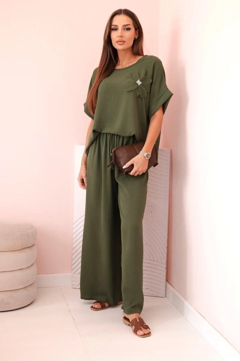 Damski komplet z wiskozy khaki z ozdobną różą i szerokimi spodniami
