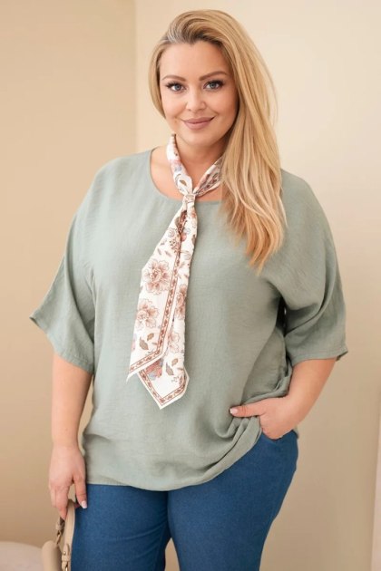 Bluzka damska wiskozowa Plus Size z krótkim rękawem i ozdobną apaszką khaki