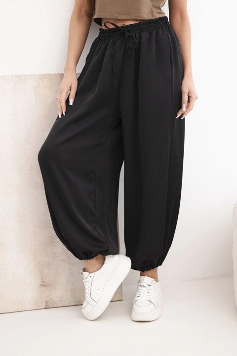 Czarne spodnie damskie alladynki z szeroką nogawką