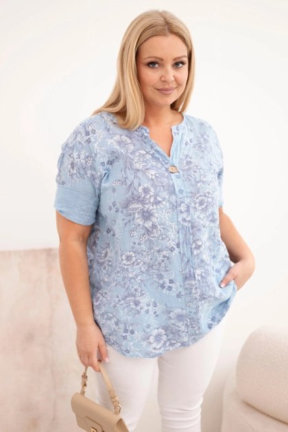 Bluzka damska bawełniana Plus Size z krótkim rękawem i ozdobnym guzikiem niebieska
