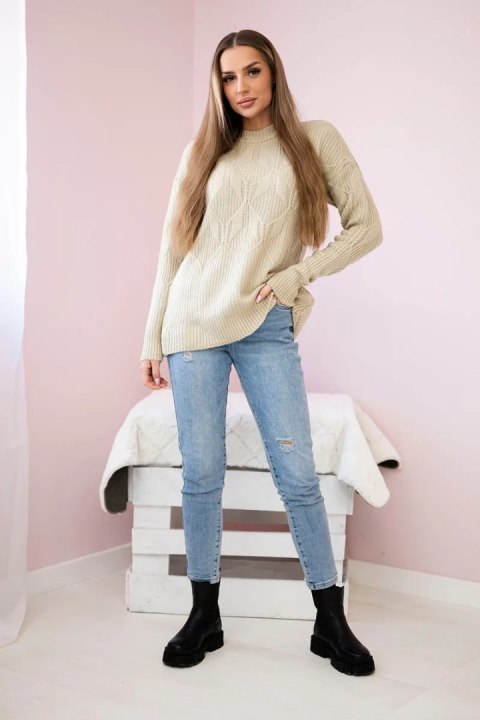 Beżowy sweter damski z modnym splotem