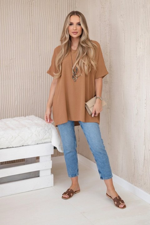 Camelowa bluzka oversize z ozdobnym wisiorkiem