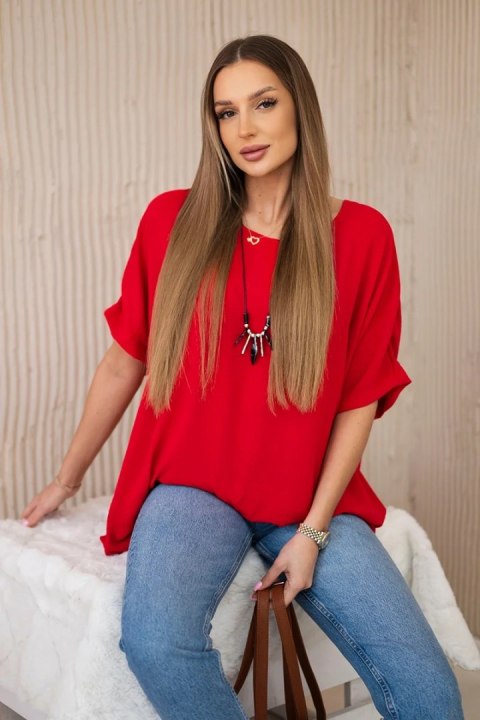 Czerwona bluzka damska oversize z wisiorkiem