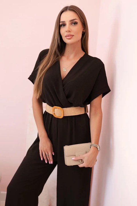 Brązowy kombinezon z ozdobnym paskiem w talii