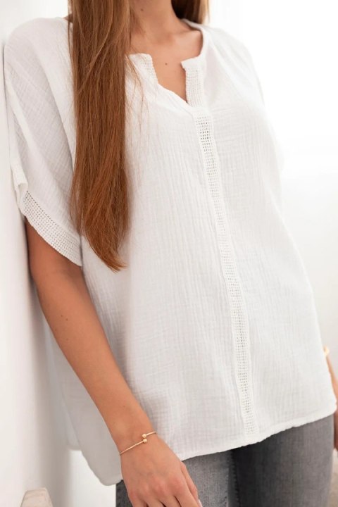 Bluzka damska bawełniana muślinowa oversize z dekoltem V i koronką biała