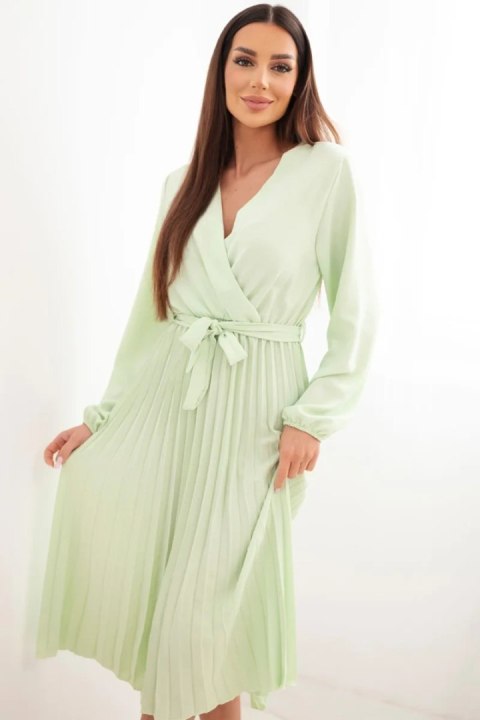 Jabłkowa sukienka wiązana z plisowanym dołem i kopertowym dekoltem