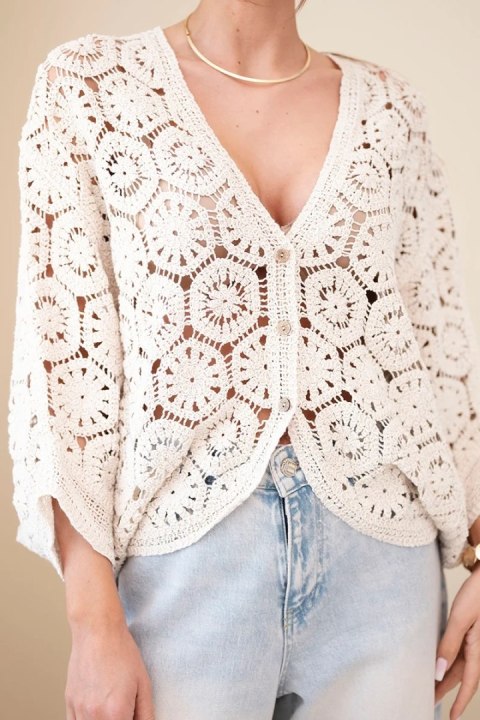 Sweter damski ażurowy oversize zapinany na guziki z dekoltem V beżowy