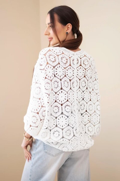 Sweter damski ażurowy oversize zapinany na guziki z dekoltem V biały
