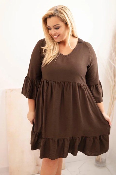 Brązowa sukienka wiskozowa Plus Size z falbanami i ażurem na plecach