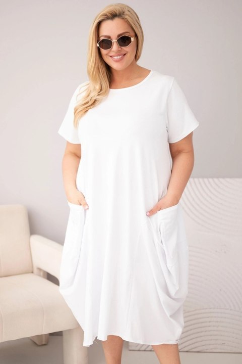 Biała sukienka bawełniana Plus Size o fasonie oversize z kieszeniami