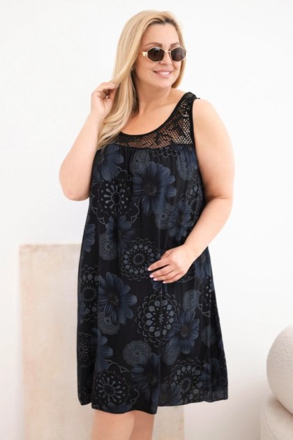 Sukienka damska Plus Size wiskozowa w kwiaty z koronkowym dekoltem czarna