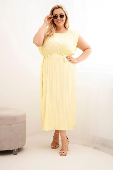 Sukienka damska Plus Size wiskozowa plisowana z wiązaniem żółta