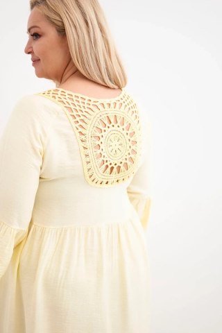 Sukienka damska Plus Size wiskozowa z ażurowym zdobieniem żółta