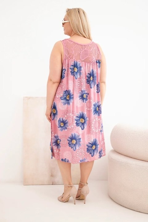 Sukienka damska Plus Size wiskozowa w kwiaty z koronkowym dekoltem ciemno różowa