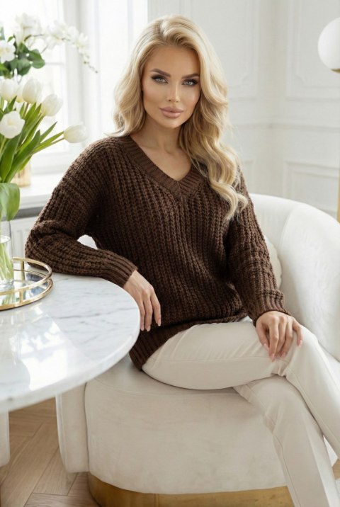 661-2 Ciepły sweter oversize o mięsistym splocie i dekolcie V - czekoladowy - UNI