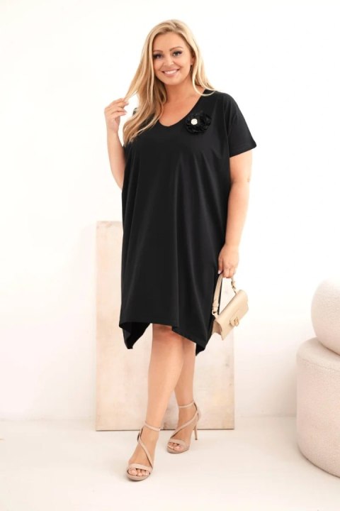 Czarna bawełniana sukienka Plus Size z dekoltem V i ozdobną broszką