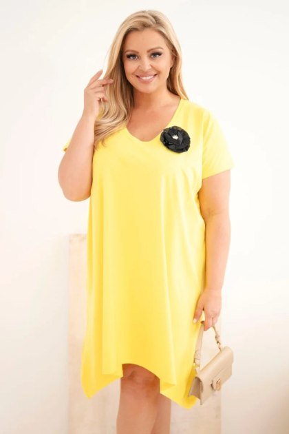 Sukienka damska Plus Size bawełniana z broszką i dekoltem żółta