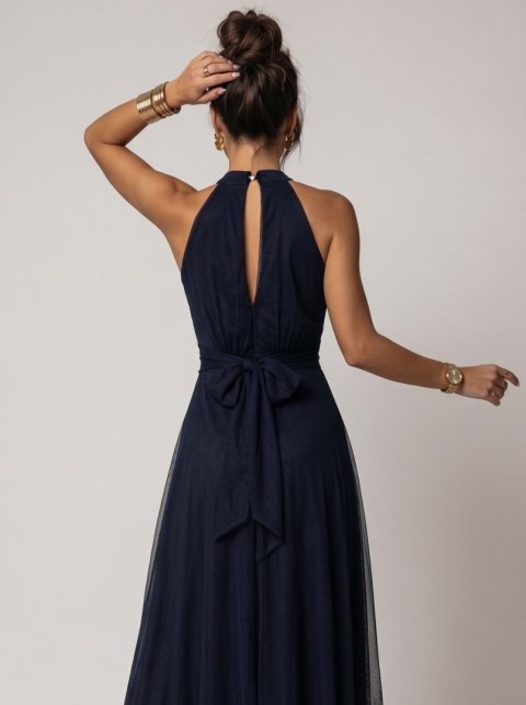 662-3 Elegancka sukienka wieczorowa maxi halter z tiulem i wiązaniem w talii - granatowa - UNI