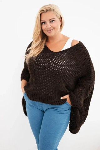 Sweter damski ażurowy oversize z dekoltem V i dłuższym tyłem brązowy