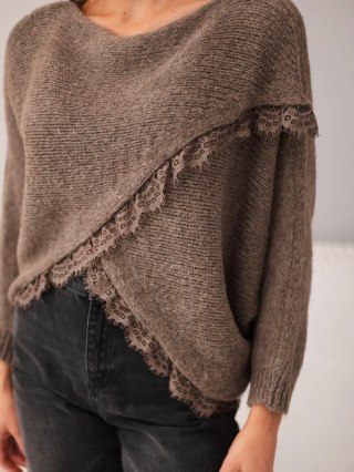 Sweter damski asymetryczny z koronkową wstawką fango