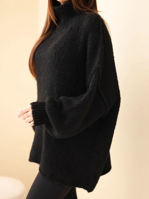 Sweter damski oversize z dodatkiem wełny z golfem i szerokimi rękawami czarny