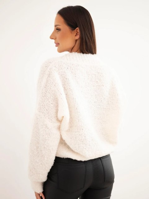 Sweter damski z moherem kopertowy z ozdobnymi guzikami ecru