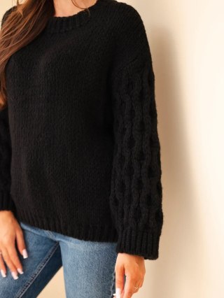 Sweter damski z ażurowymi rękawami czarny