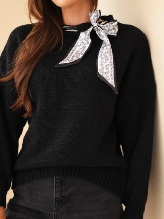 Sweter damski z ozdobnym detalem przy dekolcie czarny