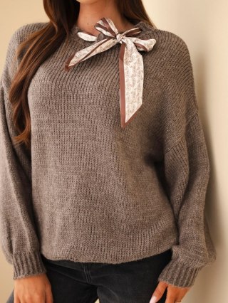 Sweter damski z ozdobnym detalem przy dekolcie fango