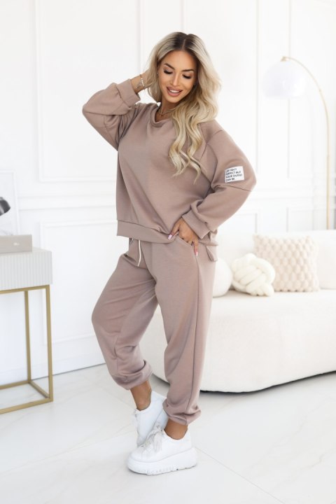 689-1 Komplet dresowy damski z bluzą oversize i spodniami z wiązaniem - cappuccino - UNI
