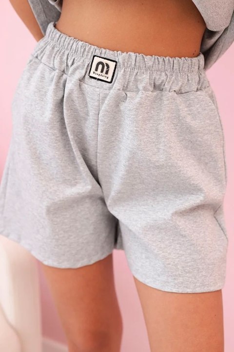 Komplet damski z falbanką - bluzka z krótkim rękawem i szorty z gumką szary melanż