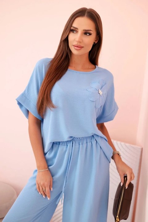 Komplet damski z wiskozy z ozdobnym kwiatem i szerokimi spodniami niebieski