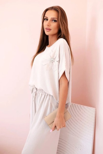 Komplet damski z wiskozy z ozdobnym kwiatem i szerokimi spodniami ciemny beżowy