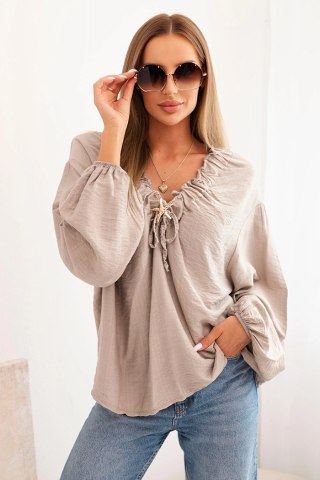 Bluzka damska z wiskozą z marszczonym dekoltem i ozdobą fango