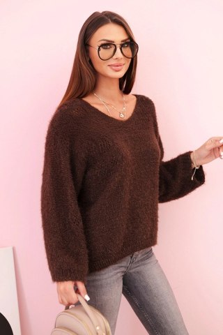 Sweter damski z moheru o luźnym kroju i dekolcie w serek brązowy