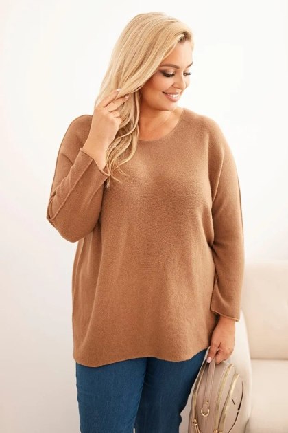 Sweter damski plus size z dekoltem łódką camelowy