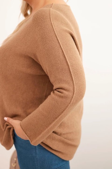 Sweter damski plus size z dekoltem łódką camelowy