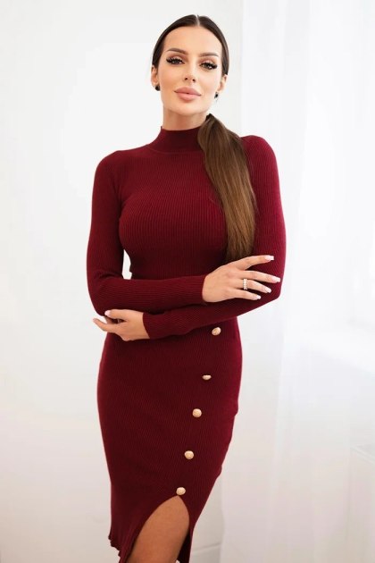 Sukienka damska prążkowana z golfem i ozdobnymi guzikami bordowa