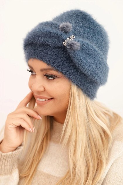 Czapka damska zimowa puszysta z ozdobą i futerkiem jeansowa