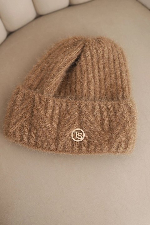 Czapka damska zimowa z puszystej dzianiny i z eleganckim guzikiem camelowa