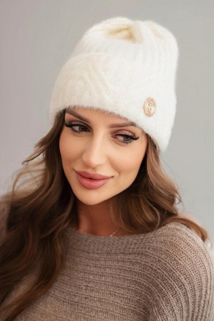 Czapka damska zimowa z puszystej dzianiny i z eleganckim guzikiem ecru