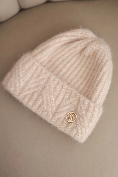 Czapka damska zimowa z puszystej dzianiny i z eleganckim guzikiem jasno pudrowy róż