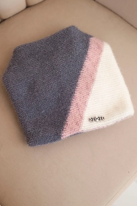 Czapka damska zimowa z puszystej dzianiny z ozdobną aplikacją grafitowy + ecru